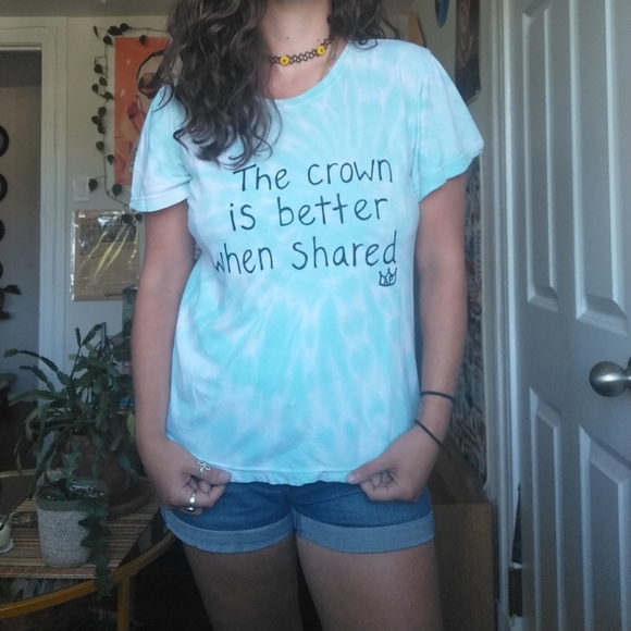 "The 👑 is better when shared" Tee - Picture 11 of 11